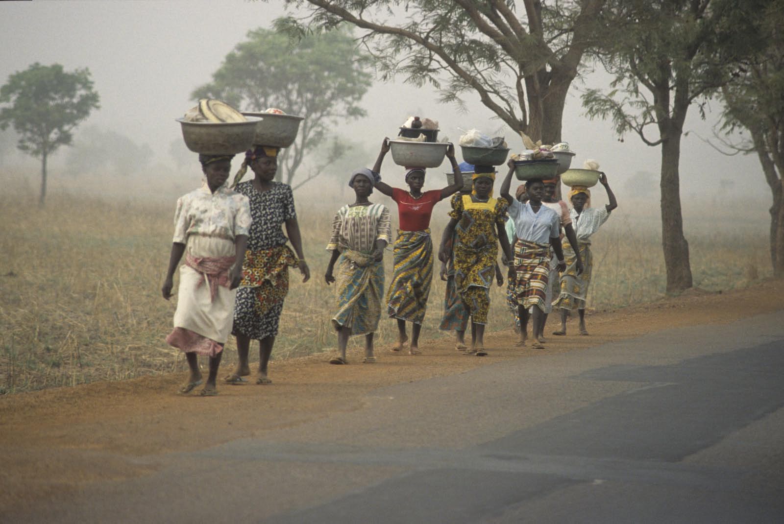 femme sur la route au Togo