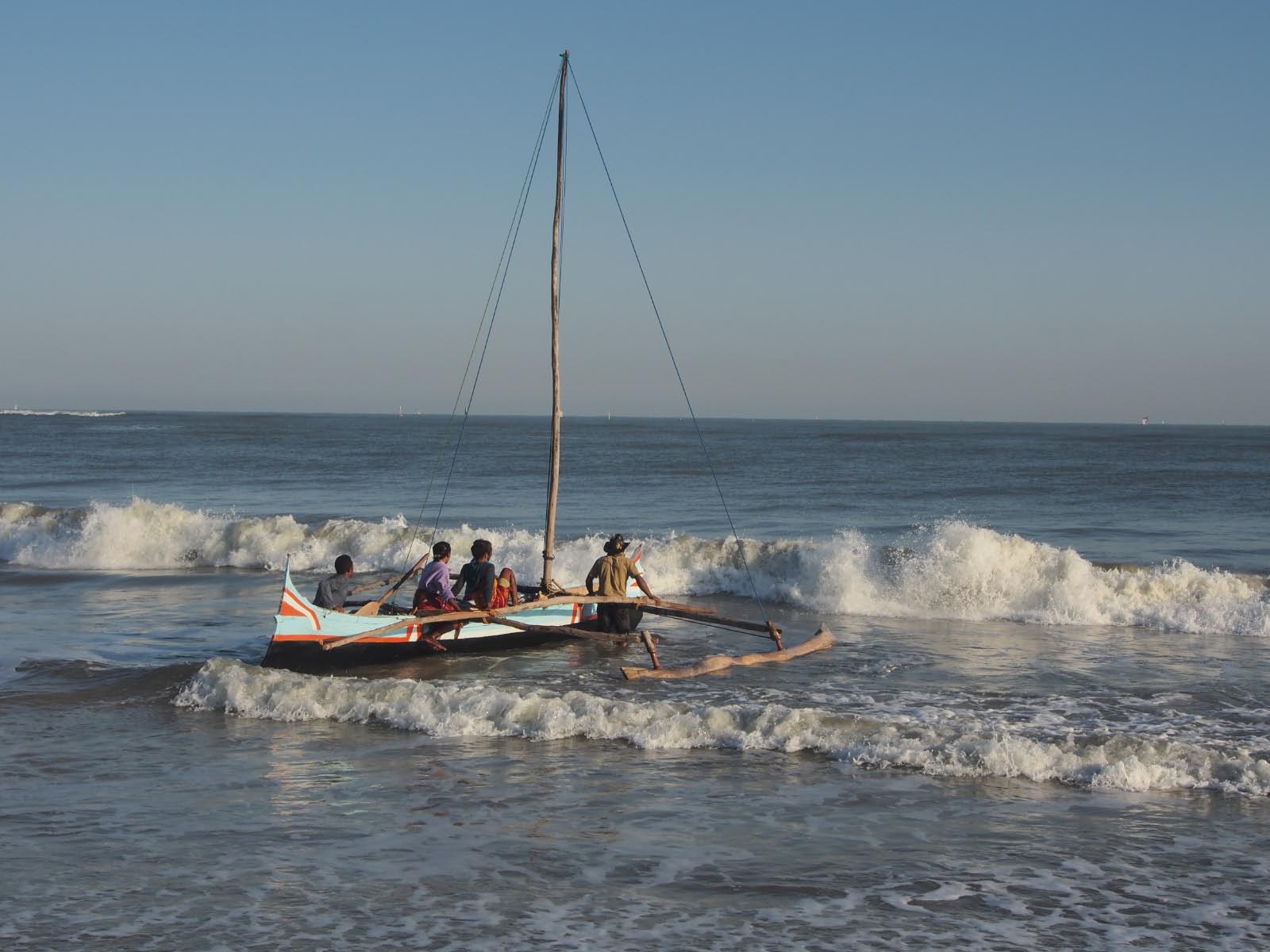 Pirogue a balancier des pécheurs Vezo de la region de Tulear