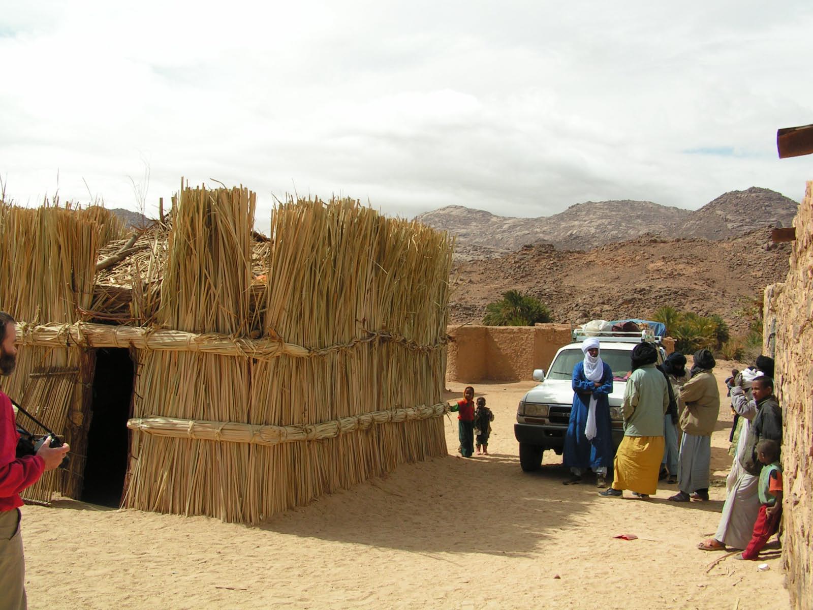 Zeribas (habitat de roseaux et feuilles de palmiers) à Mertoutek
