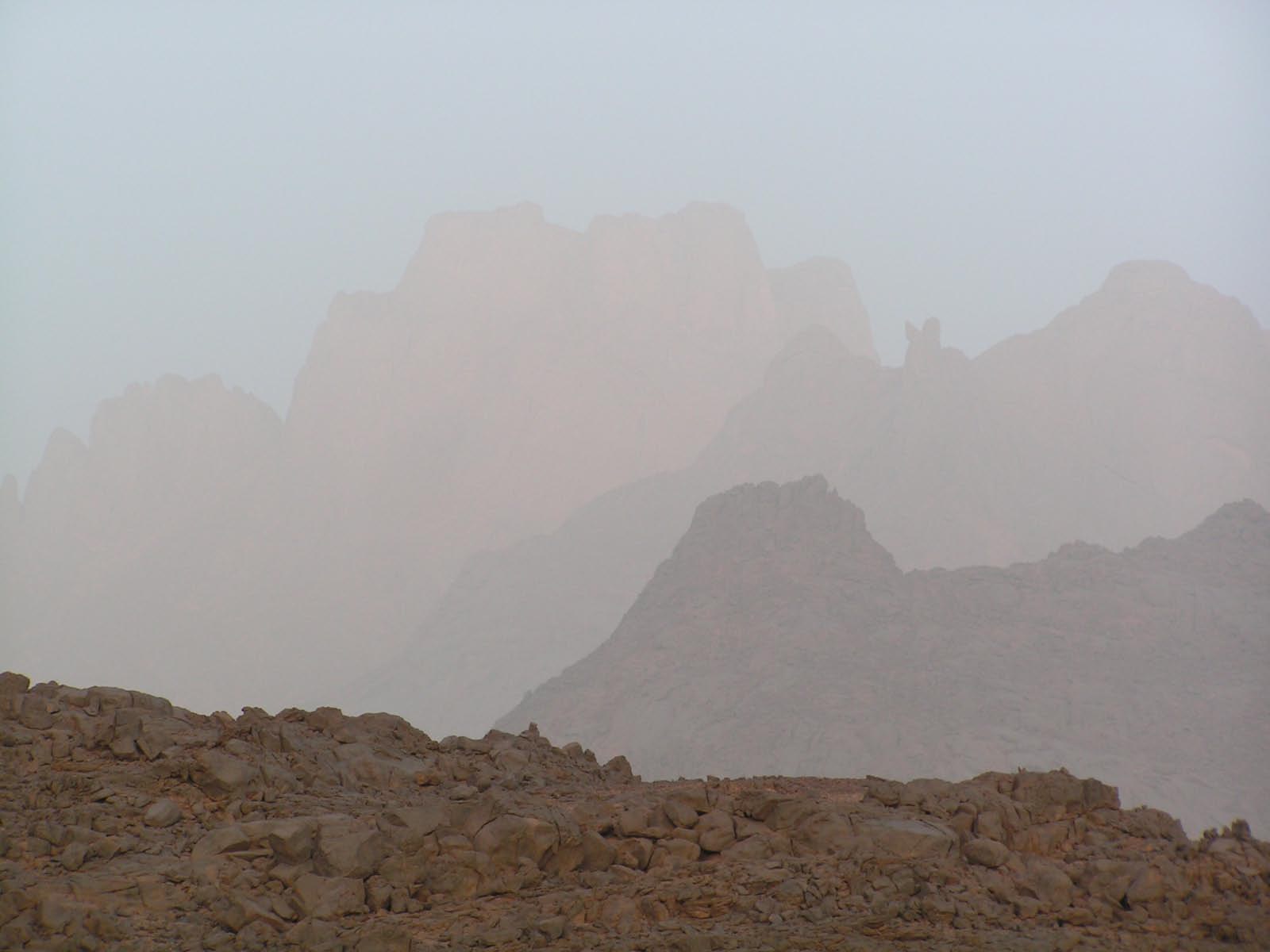Garet el Djenoun dans la brume