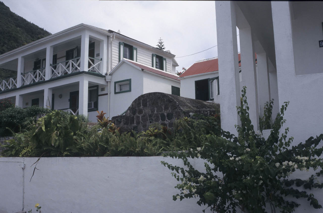 maison et sa citerne d'eau de pluie ( en pierre noire) maison et sa citerne d'eau de pluie ( en pierre noire)