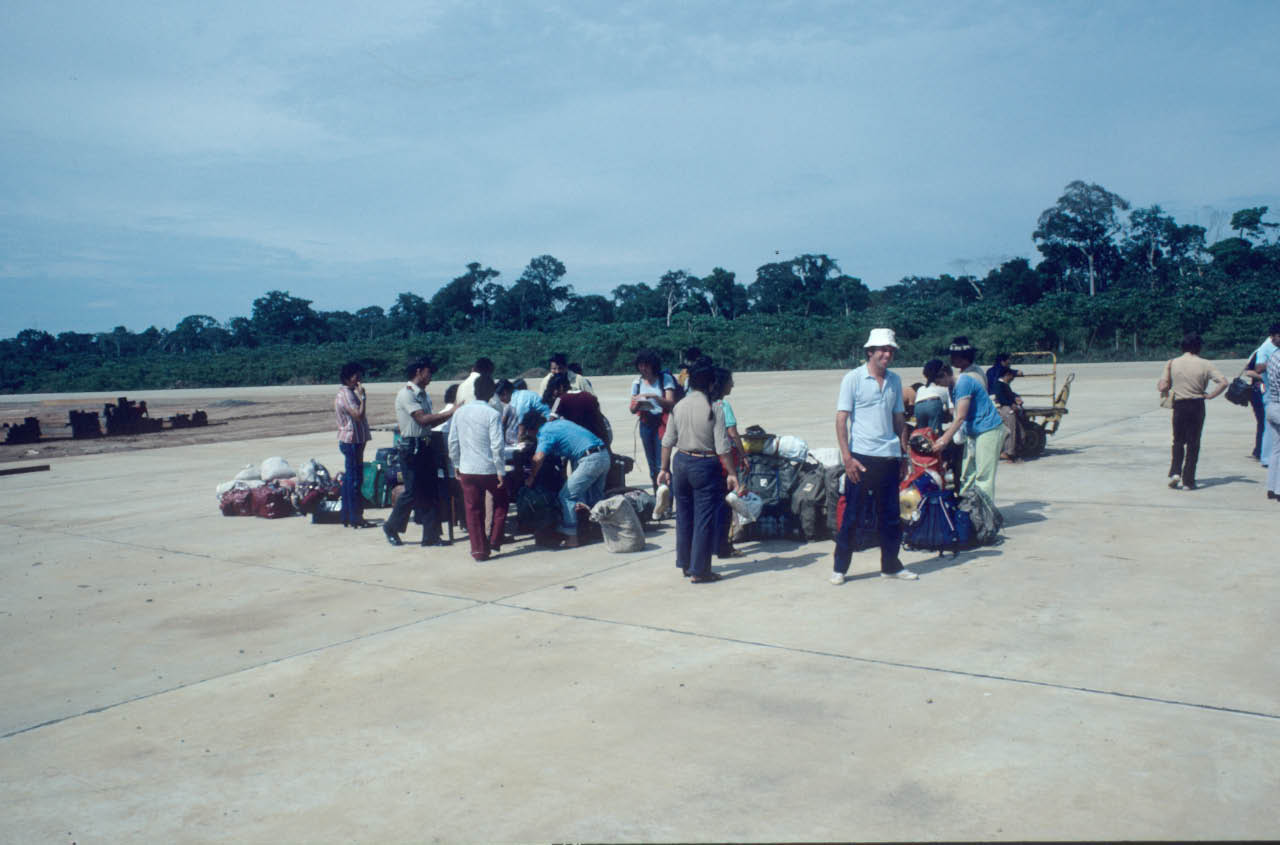 Amazonie:salle embarquement de Puerto Maldonado en 1981