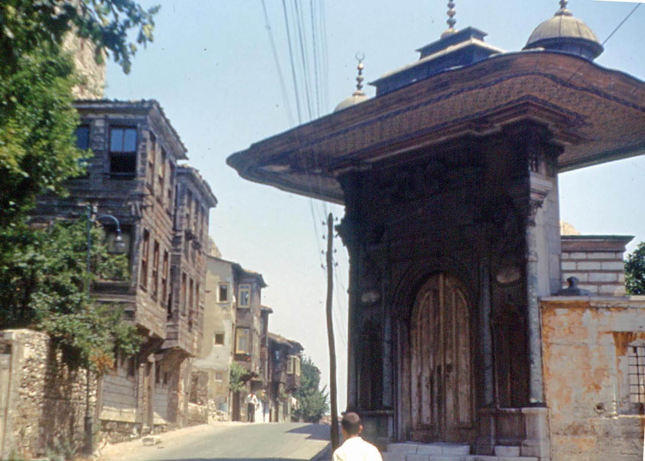 Porte à Istanbul ( allusion a l'époque Ottomane) Porte à Istambul