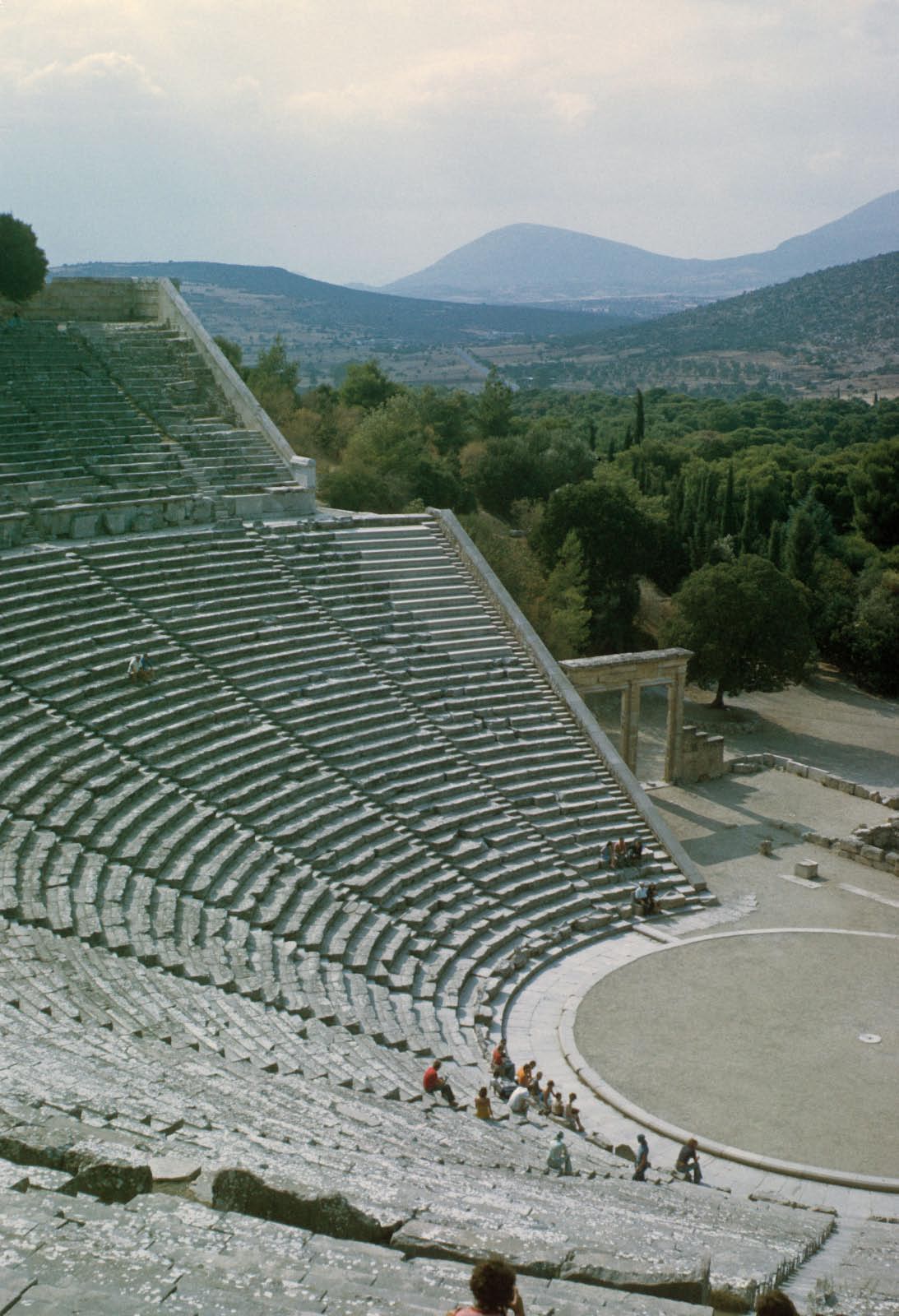 théâtre de Epidaure ou se jouaient les grandes tragédies Grecques théâtre de Epidaure ou se jouaient les grandes tragédies Grecques