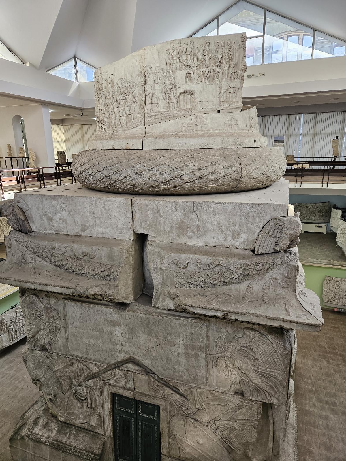 colonne de Trajan (victoire des Romains contre les Daces) colonne de Trajan (victoire des Romains contre les Daces)