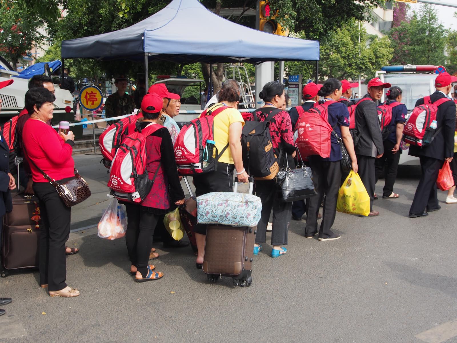 La population locale utilise les nouveaux moyens de transports (TGV...) La population locale utilise les nouveaux moyens de transports (TGV...)