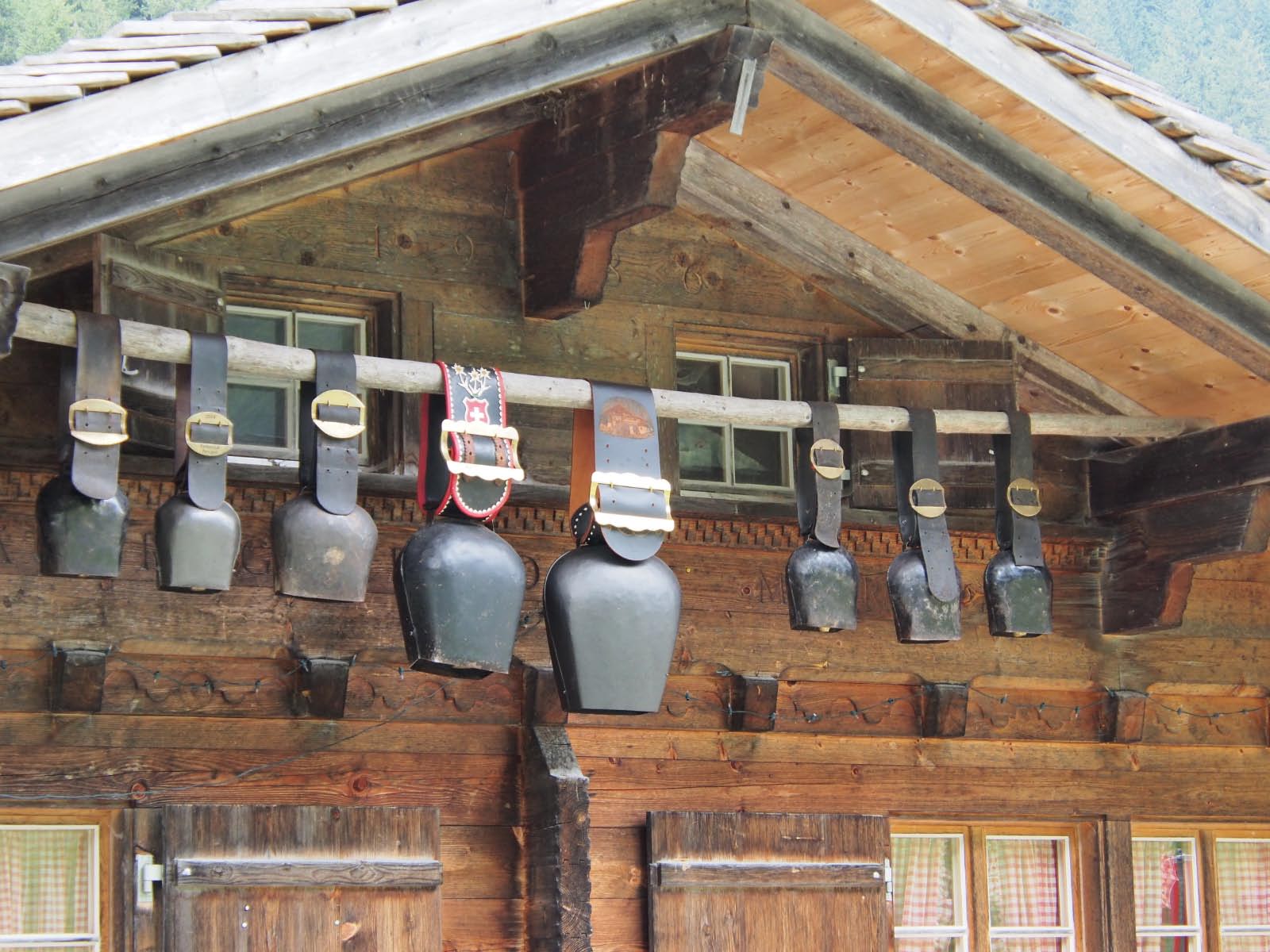 tradition helvétique: les cloches des vaches tradition helvétique: les cloches des vaches