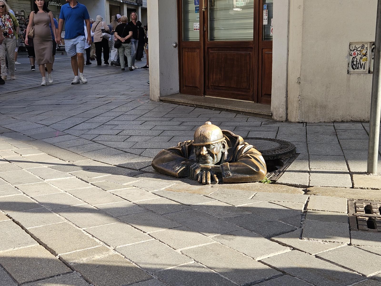 Humour Slovaque ( plaques d'égout a Bratislava Humour Slovaque ( plaques d'égout a Bratislava