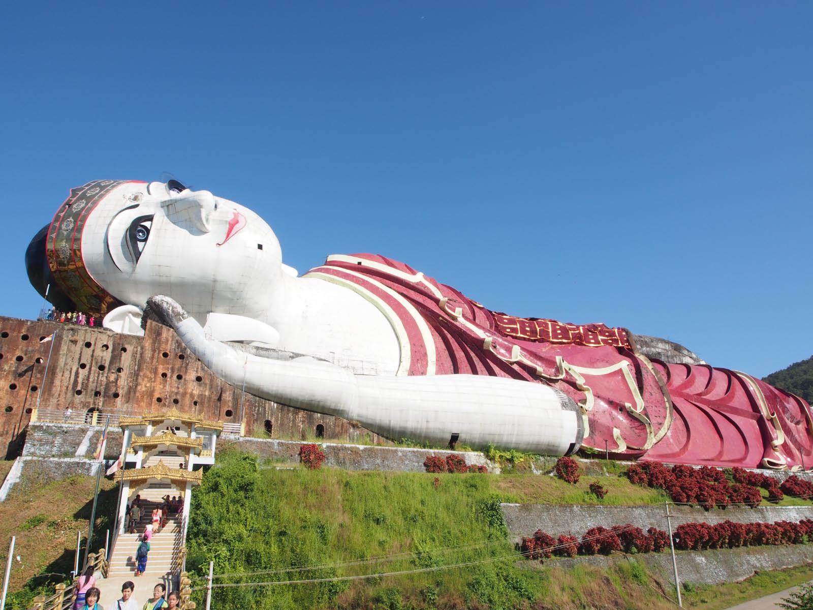 Win Sein Taw Ya : le plus grand bouddha couché du monde Win Sein Taw Ya : le plus grand bouddha couché du monde