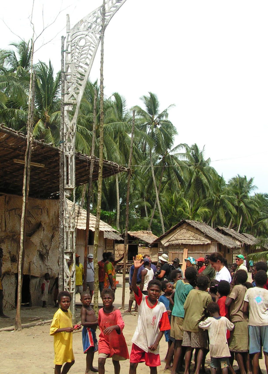 Village de Papou de l'ethnie des Asmat Totem Asmat devant une maison
