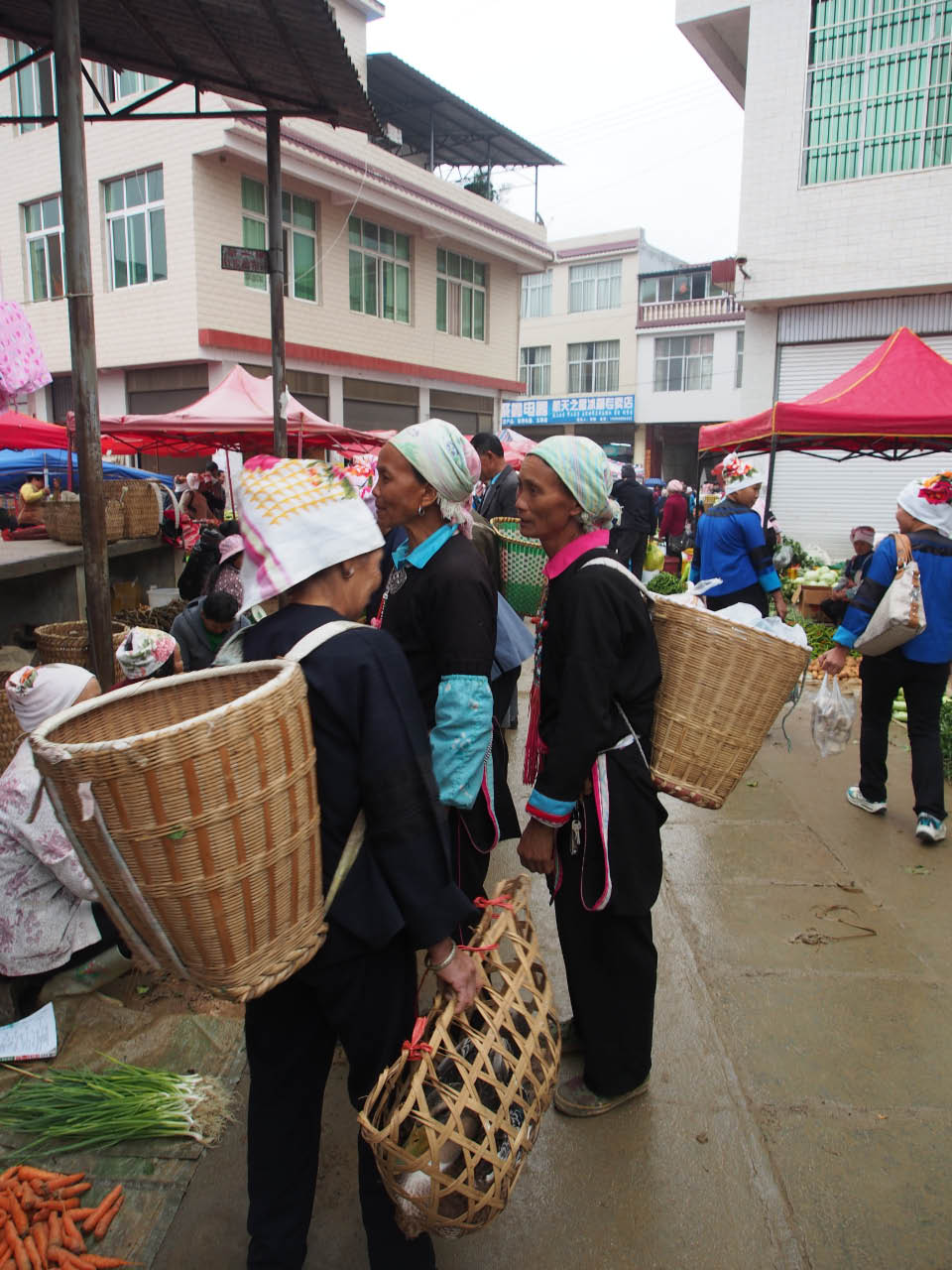 des femmes Zhuang à un marché traditionnel vers Bamei des femmes Zhuang à un marché traditionnel vers Bamei