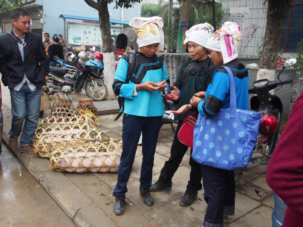femmes au marché dans la région de Bamei femmes au marché dans la région de Bamei