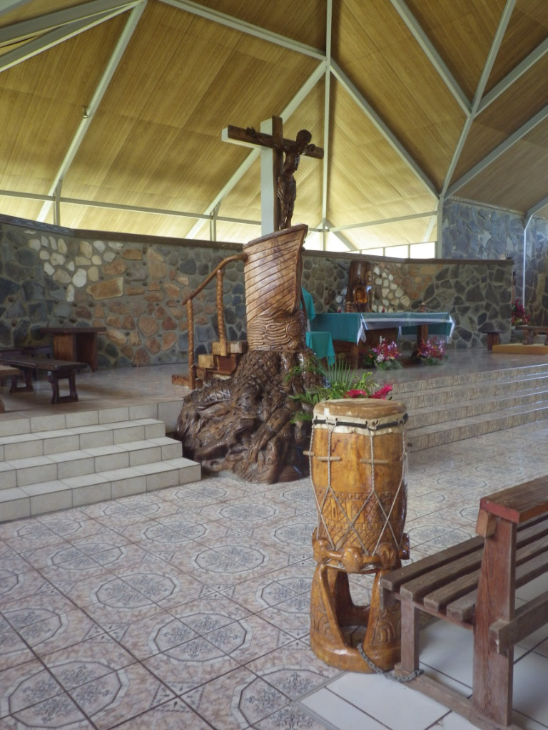 tambour Maori dans l'église de Ua Pou tambour Maori dans l'église de Ua Pou