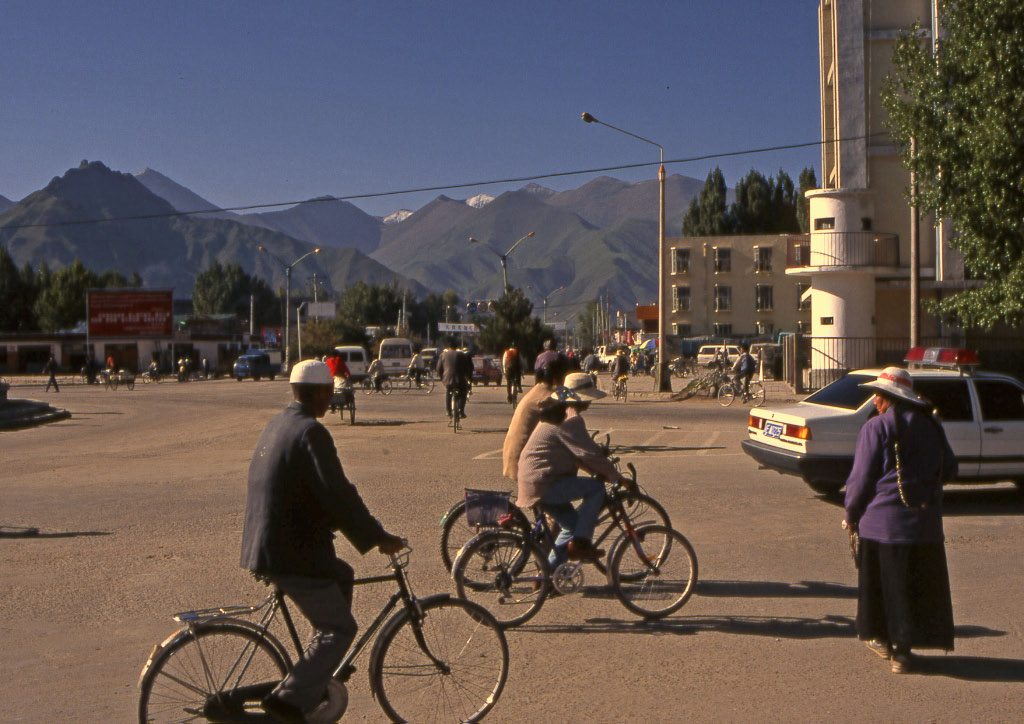 Lhassa et les nouveaux colons Les Hui furent toujours présent au Tibet, mais depuis une cinquantaine d'année ce sont le Han qui colonisent le Tibet