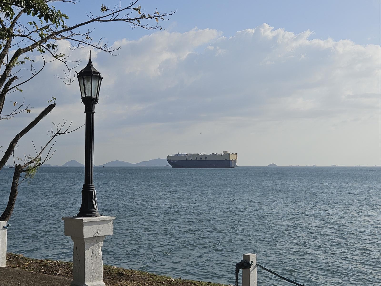 Navire "roulier" entrant cote Pacifique dans le canal de Panama Navire "roulier" entrant cote Pacifique dans le canal de Panama