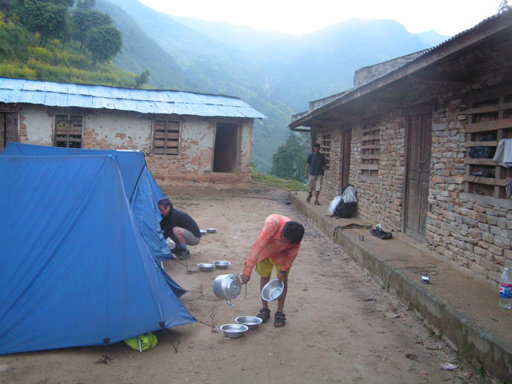 Eau chaude pour la toilette Chacun dispose d'une petite bassine d'eau chaude pour ses ablutions