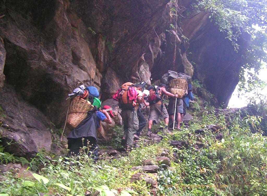 les escaliers aux marches irrégulières sont nombreux au Népal Un peu groupé au début de la matinée, la colonne s'étiolera dans la journée